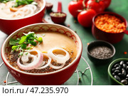 Чаша вкусного супа из чечевицы на цветном фоне. Стоковое фото, фотограф Pixel_shot / Фотобанк Лори