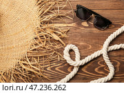Длинная веревка, шляпа и солнцезащитные очки на деревянном фоне. Стоковое фото, фотограф Pixel_shot / Фотобанк Лори