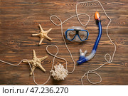 Композиция из веревки, маски для подводного плавания и трубки на деревянном фоне. Стоковое фото, фотограф Pixel_shot / Фотобанк Лори