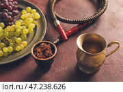Части кальяна, табака и винограда на гранж-фоне. Стоковое фото, фотограф Pixel_shot / Фотобанк Лори