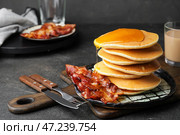 Тарелка вкусных блинов с жареным беконом на столе. Стоковое фото, фотограф Pixel_shot / Фотобанк Лори