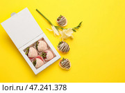 Коробка с вкусной глазированной клубникой на цветном фоне. Стоковое фото, фотограф Pixel_shot / Фотобанк Лори