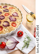 Блюдо для выпечки с вкусной итальянской фокаччей, маслом и овощами на столе, крупным планом. Стоковое фото, фотограф Pixel_shot / Фотобанк Лори