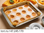 Противень с вкусным абрикосовым пирогом на цветном столе, крупным планом. Стоковое фото, фотограф Pixel_shot / Фотобанк Лори