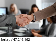Коллеги-мужчины пожимают друг другу руки во время встречи в офисе, крупным планом. Стоковое фото, фотограф Pixel_shot / Фотобанк Лори