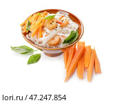 Чаша с вкусной рисовой лапшой и креветками на белом фоне. Стоковое фото, фотограф Pixel_shot / Фотобанк Лори