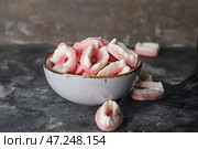 Чаша с вкусными угощениями на Хэллоуин на темном фоне. Стоковое фото, фотограф Pixel_shot / Фотобанк Лори