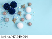 Красивые елочные украшения и пайетки на синем фоне. Стоковое фото, фотограф Pixel_shot / Фотобанк Лори