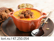 Вкусный крем-суп из тыквы в горшочке на столе. Стоковое фото, фотограф Pixel_shot / Фотобанк Лори