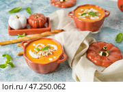 Вкусный крем-суп из тыквы в горшочке на цветном фоне. Стоковое фото, фотограф Pixel_shot / Фотобанк Лори