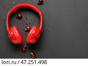 Композиция с современными наушниками, елочными шарами и пайетками на темном фоне. Стоковое фото, фотограф Pixel_shot / Фотобанк Лори