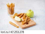 Деревянная доска с вкусными яблочными пастилками на светлом фоне. Стоковое фото, фотограф Pixel_shot / Фотобанк Лори