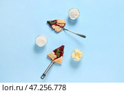 Композиция из кусочков свежей сливовой галеты, сливочного масла, сахара и муки на цветном фоне. Стоковое фото, фотограф Pixel_shot / Фотобанк Лори