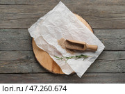 Доска с бумагой для выпечки, шариком панировочных сухарей и розмарином на деревянном фоне. Стоковое фото, фотограф Pixel_shot / Фотобанк Лори