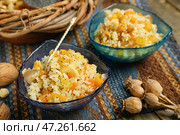 Миски с рисом Кутя на салфетке, крупным планом. Стоковое фото, фотограф Pixel_shot / Фотобанк Лори