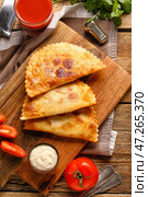 Разделочная доска с вкусными чебуреками, соусом и томатным соком на деревянном фоне. Стоковое фото, фотограф Pixel_shot / Фотобанк Лори