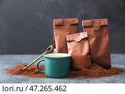 Композиция с кофейными пакетиками и чашкой на темном фоне. Стоковое фото, фотограф Pixel_shot / Фотобанк Лори