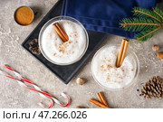 Стаканы вкусного коктейля из эг-нога, специй и рождественского декора на гранж-фоне. Стоковое фото, фотограф Pixel_shot / Фотобанк Лори