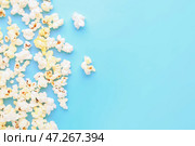 Рассеянный попкорн на цветном фоне. Стоковое фото, фотограф Pixel_shot / Фотобанк Лори