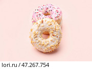 Вкусные пончики на розовом фоне. Стоковое фото, фотограф Pixel_shot / Фотобанк Лори
