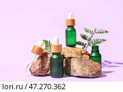 Композиция с бутылочками сыворотки и камнями на цветном фоне. Стоковое фото, фотограф Pixel_shot / Фотобанк Лори