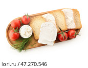 Деревянная доска из сухарей с вкусным сливочным сыром и помидорами на белом фоне. Стоковое фото, фотограф Pixel_shot / Фотобанк Лори