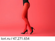 Красивая молодая женщина в колготках на цветном фоне. Стоковое фото, фотограф Pixel_shot / Фотобанк Лори