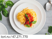 Тарелка с вкусной пастой болоньезе на столе. Стоковое фото, фотограф Pixel_shot / Фотобанк Лори