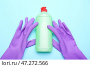 Моющее средство для мытья посуды и резиновых перчаток на цветном фоне. Стоковое фото, фотограф Pixel_shot / Фотобанк Лори