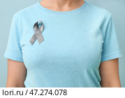 Женщина с лентой осведомленности Паркинсона на цветном фоне, крупным планом. Стоковое фото, фотограф Pixel_shot / Фотобанк Лори