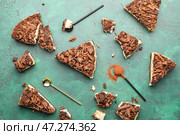 Кусочки вкусного шоколадного чизкейка на цветном фоне. Стоковое фото, фотограф Pixel_shot / Фотобанк Лори
