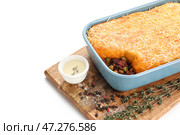 Блюдо для выпечки с вкусным пастушьим пирогом на белом фоне, крупным планом. Стоковое фото, фотограф Pixel_shot / Фотобанк Лори