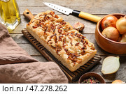 Доска с вкусной итальянской фокаччей на деревянном столе. Стоковое фото, фотограф Pixel_shot / Фотобанк Лори