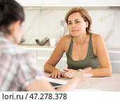 Woman manager tells girl client about specifics of design of microloan about benefits and advantages. Стоковое фото, фотограф Яков Филимонов / Фотобанк Лори