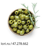 Чаша с вкусными зелеными оливками и розмарином на белом фоне. Стоковое фото, фотограф Pixel_shot / Фотобанк Лори