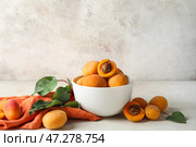 Чаша вкусных спелых абрикосов на светлом фоне. Стоковое фото, фотограф Pixel_shot / Фотобанк Лори