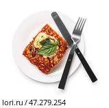 Тарелка вкусного итальянского пирога с моцареллой и соусом песто на белом фоне. Стоковое фото, фотограф Pixel_shot / Фотобанк Лори