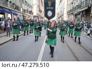 St. Patrick's day celebration parade - musicians in Irish kilts with bagpipes marching in the street (2024 год). Редакционное фото, фотограф Дмитрий Рухленко / Фотобанк Лори