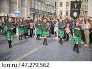 St. Patrick's day celebration parade - musicians in Irish kilts with bagpipes marching in the street (2024 год). Редакционное фото, фотограф Дмитрий Рухленко / Фотобанк Лори