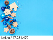 Композиция с елочными украшениями, шишками, конфетами и пайетками на цветном фоне. Стоковое фото, фотограф Pixel_shot / Фотобанк Лори