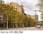 Passage de Gracia avenue with its architectural buildings and shopping centers (2023 год). Редакционное фото, фотограф Яков Филимонов / Фотобанк Лори