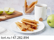 Тарелка с вкусными яблочными пастилками на светлом фоне. Стоковое фото, фотограф Pixel_shot / Фотобанк Лори