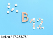 Таблетки витамина B12 на цветном фоне. Стоковое фото, фотограф Pixel_shot / Фотобанк Лори