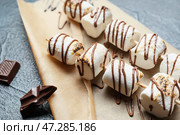 Шашлычки с вкусным зефиром на гриле в шоколаде на темном фоне. Стоковое фото, фотограф Pixel_shot / Фотобанк Лори