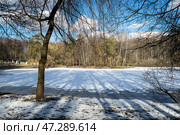 В солнечный весенний день на городском пруду тает лед. Стоковое фото, фотограф Андрей Иванов / Фотобанк Лори