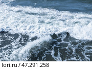 Ocean waves surging with foam against the shore. Стоковое фото, фотограф EugeneSergeev / Фотобанк Лори