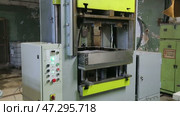 operation of the extruder in a plastics plant. Стоковое видео, видеограф Алексей Сергеев / Фотобанк Лори