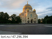 The Naval cathedral of Saint Nicholas in Kronstadt (Morskoy Nikolskiy Sobor) and the Anchor (Yakornaya) Square on a sunny summer morning, Kronstadt, St. Petersburg, Russia. Стоковое фото, фотограф Ula Ulachka / Фотобанк Лори