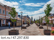 Tula, Russia, 25 July 2024. Metallistov Street, a pedestrian street with cafes and museums. Tourist centre. Редакционное фото, фотограф Оксана Медведева / Фотобанк Лори
