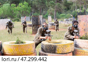 Couple of paintball players in camouflage playing paintboll outdoors. Стоковое фото, фотограф Яков Филимонов / Фотобанк Лори